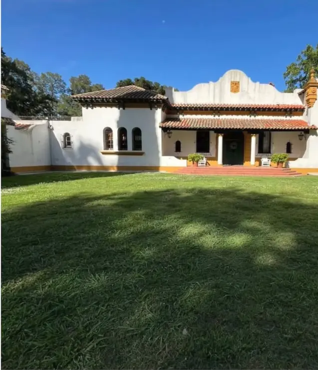 Fachada de la casa de hospedaje