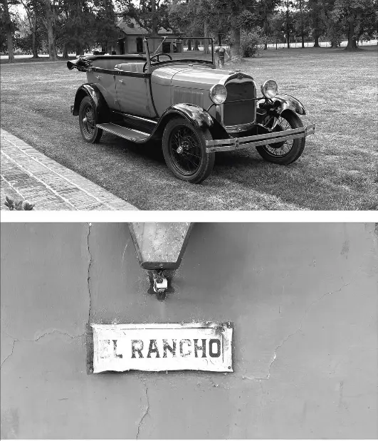 Auto antiguo y cartel de El Rancho