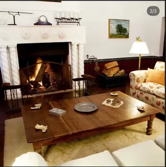 Sala de estar con hogar a leña